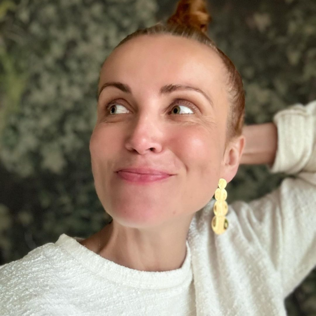 „Uwielbiam taki żywy róż”. Fani oszaleli na punkcie swetra Zielińskiej. To wygodny i elegancki ideał na wiosnę